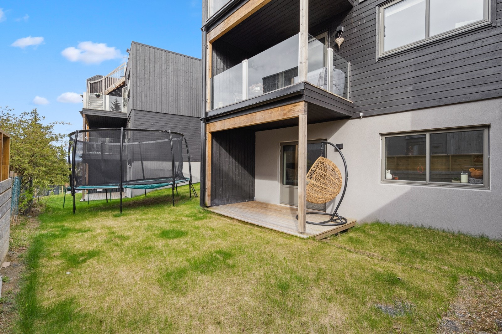 Eksklusivt uteareal tilhørende seksjonen på 284 kvm. Tomten er pent opparbeidet med plenarealer, terrasse på terreng, støttemur og asfaltert gårdsplass. Galleribilde