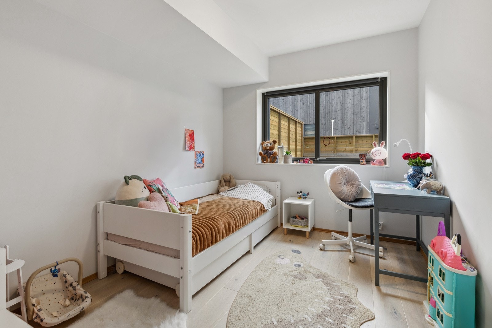 Soverom 2 fremstår som et koselig soverom med lysmalte slette veggflater, lyspigmentert parkett på gulv og et stort vindu. God plass til å sette inn garderobeløsning etter eget ønske. Galleribilde