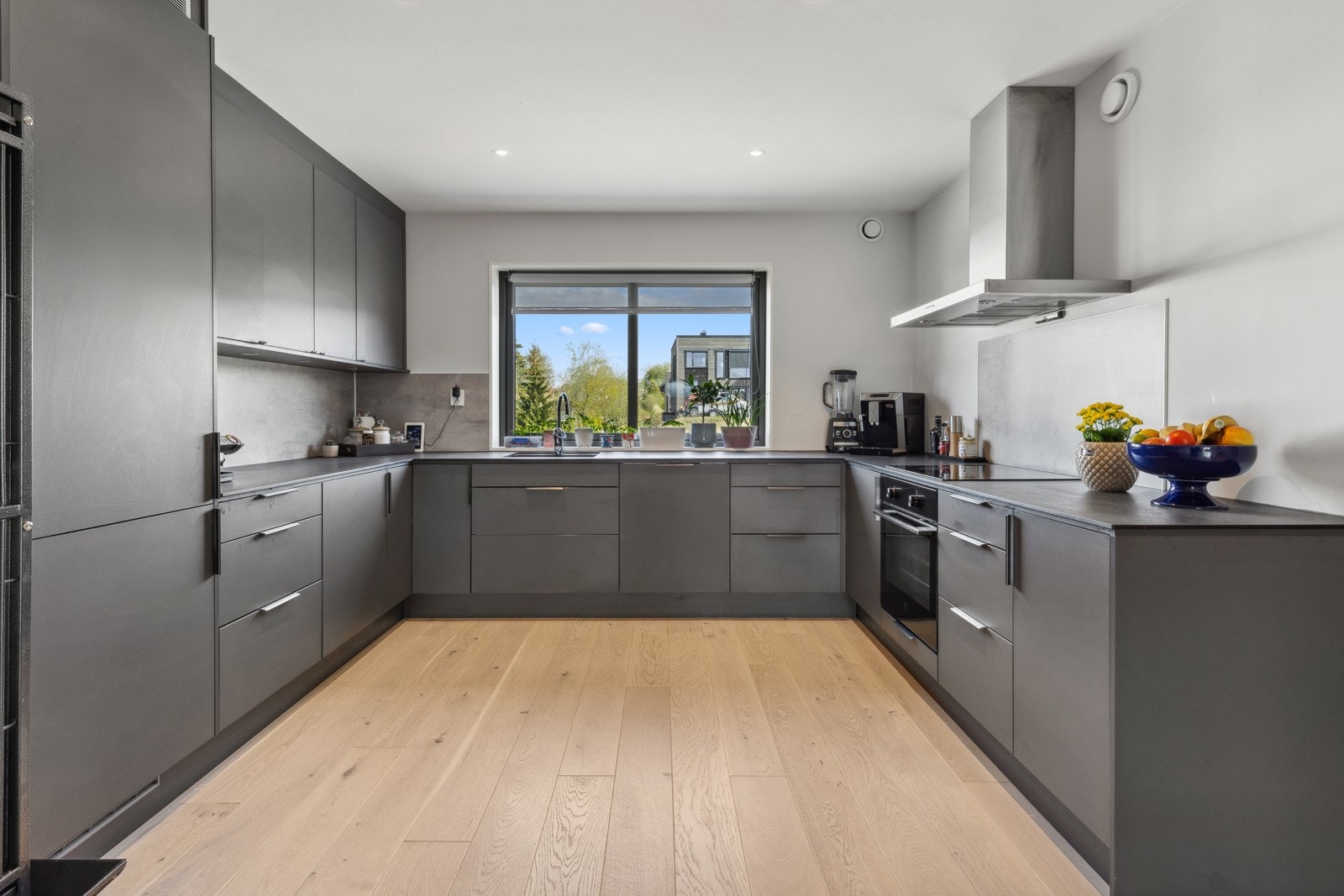 Innredningen består av grå slette fronter med foring opp til tak og laminert benkeplate med nedfelt vaskekum. Det er satt inn moderne kitchenboards mellom over- og underskap, samt belysning. Galleribilde