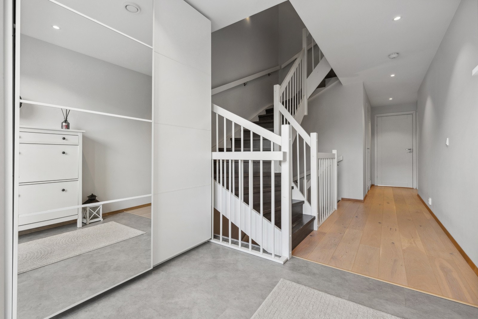 Det er satt inn en praktisk skyvedørsgarderobe i vegg, perfekt til oppbevaring av yttertøy og sko. Himlingen er lyssatt med downlights. Galleribilde