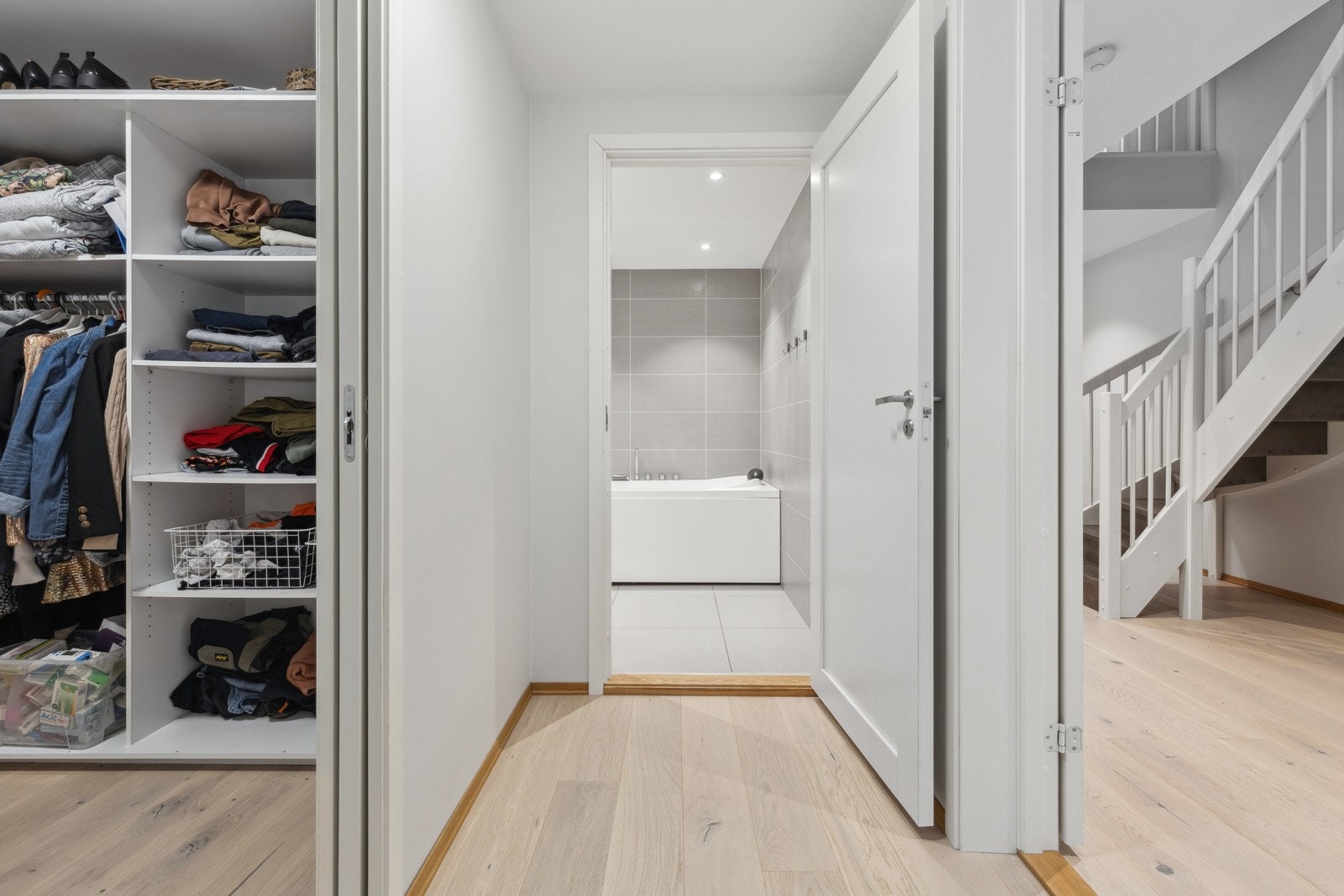 Hovedsoverommet er plassert i en egen suiteløsning med tilhørende garderobe og bad. Galleribilde