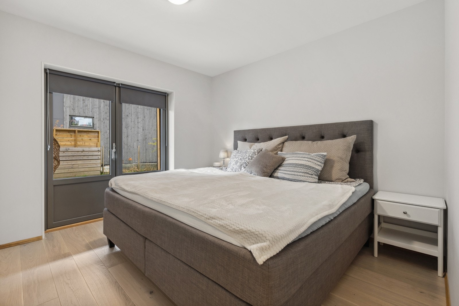 Hovedsoveromet har lysmalte slette veggflater, store vindusflater og lyspigmentert parkett på gulv. Terrassedøren fører enkelt ut til en hyggelig markterrasse på ca. 8 kvm og pent opparbeidet hageområde. Galleribilde