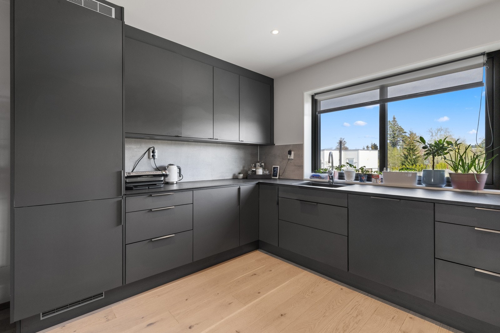 Av utstyr medfølger integrert stekeovn, platetopp, oppvaskmaskin, ventilator, samt kombiskap med kjøl/frys. Komfyrvakt er montert over kokesonen. Galleribilde