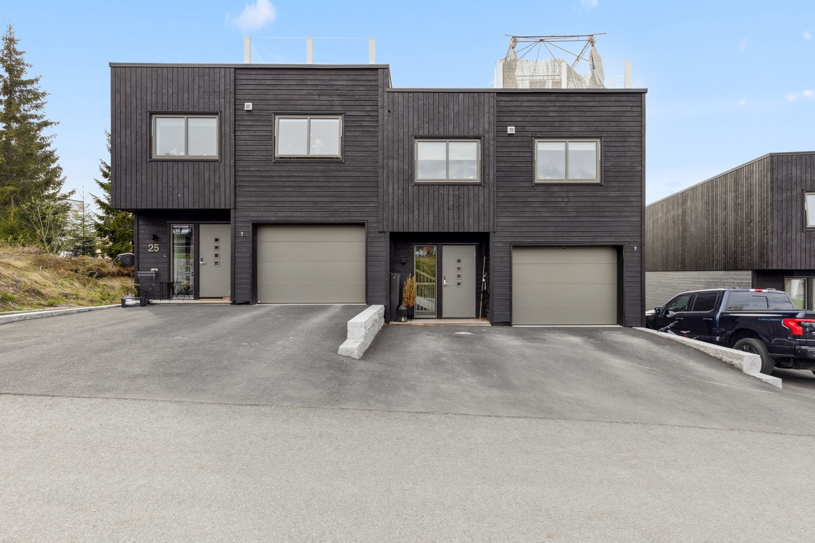 Parkering i egen garasje og biloppstillingsplass på privat tomt. Det er etablert elbillader ved inngangspartiet. Galleribilde