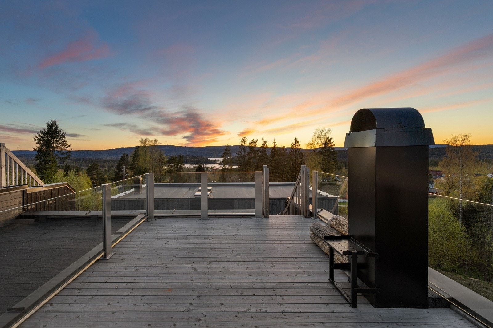 På toppen av boligen troner en stor flott takterrasse på hele 37 kvm hvor man kan nyte fantastiske solforhold fra morgen til kveld. Galleribilde
