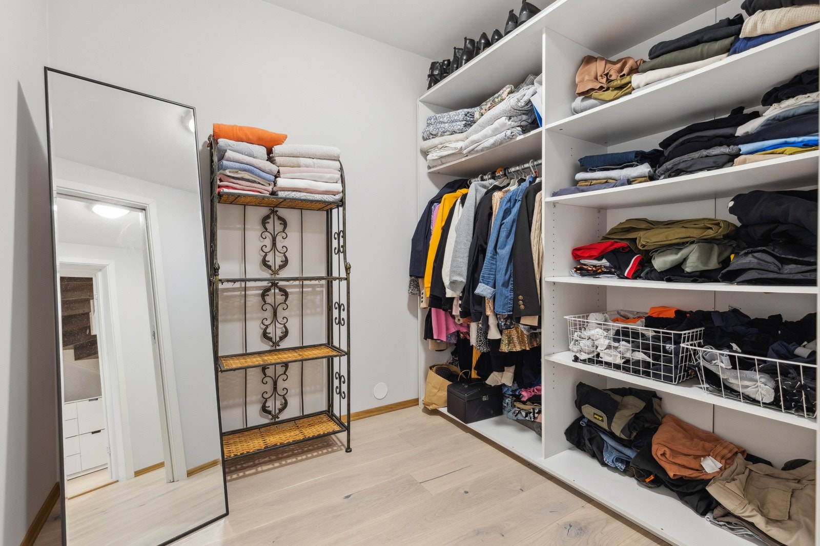 Direkte adkomst til eget garderoberom med oppheng, kurver og hyller. Galleribilde