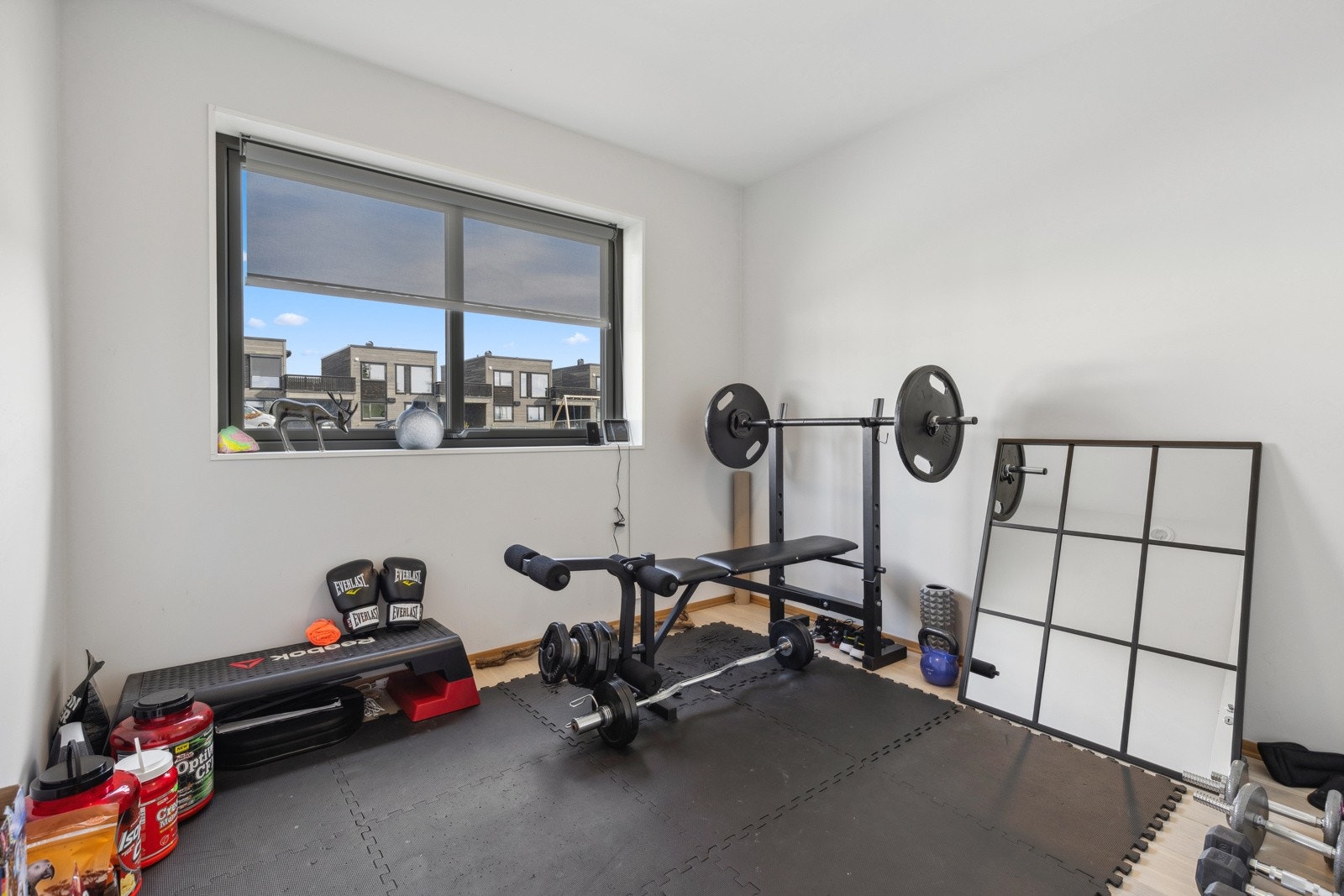 Soverom 5 er plassert i boligens 2. etasje og fremstår som det perfekte ekstrarom - alt etter egne ønsker og behov. Rommet har malte slette veggflater, stort vindu og lyspigmentert parkett på gulv. Galleribilde