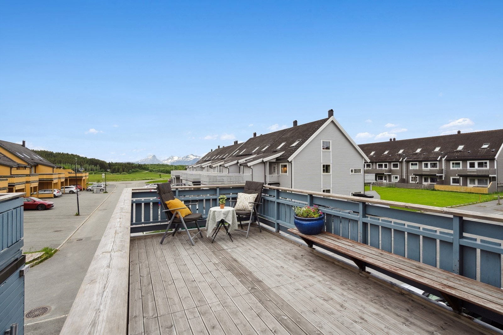 Herlige, solrike uteplasser. Stor terrasse i forbindelse med inngangspartiet. Galleribilde