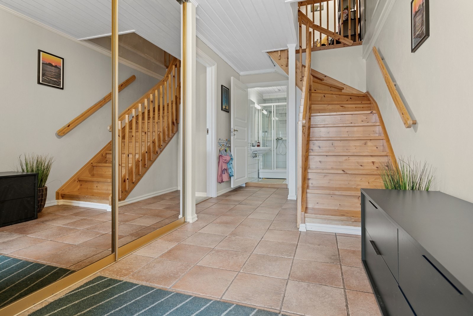 Praktisk skyvedørsgardobe med speilfronter i entrèen i 2. etasje (plan 1). Galleribilde