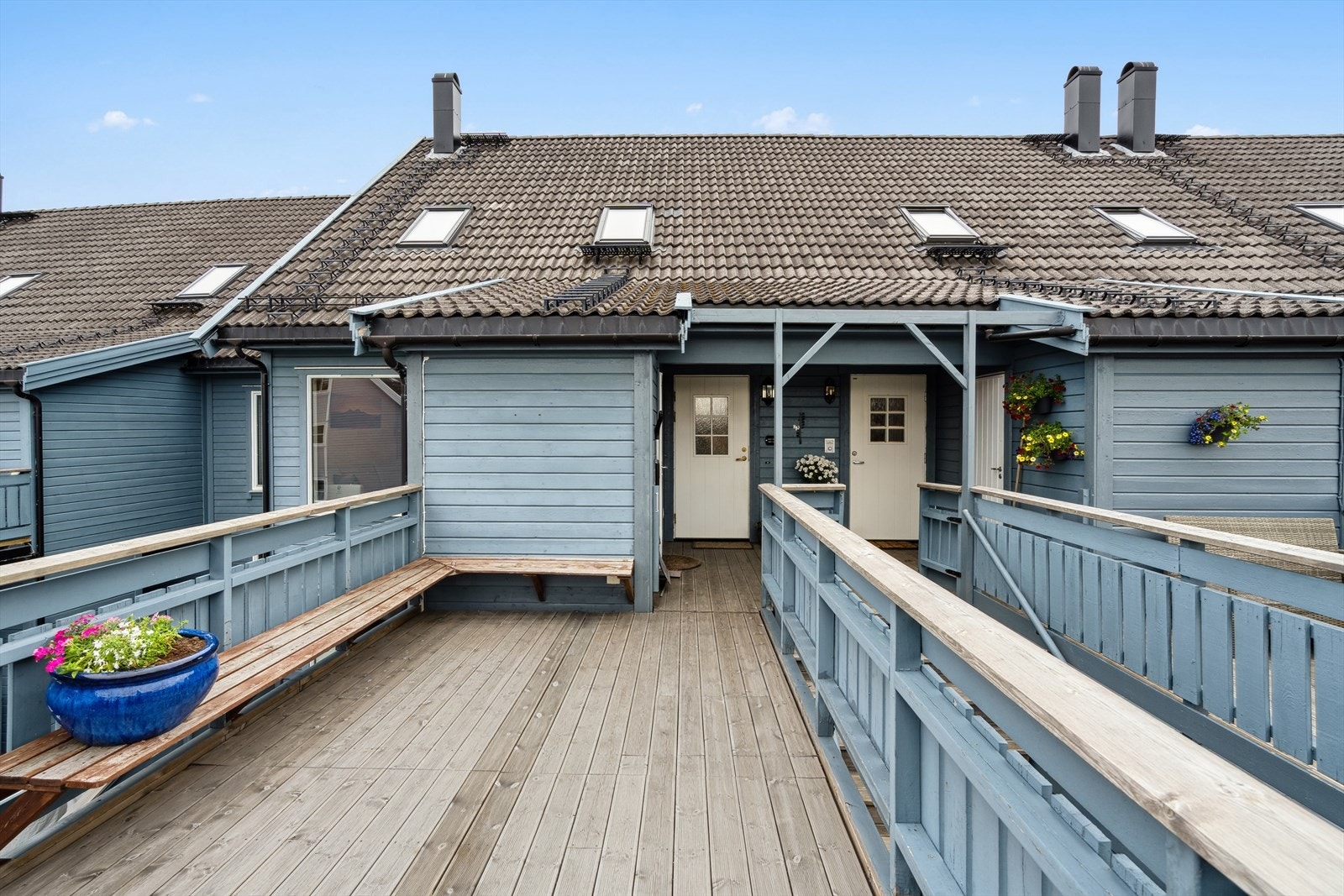 Dette er en stor 4-roms leilighet, beliggende i 2. etasje og som går over to plan. Boligen disponerer carport med elbil-lader. Galleribilde