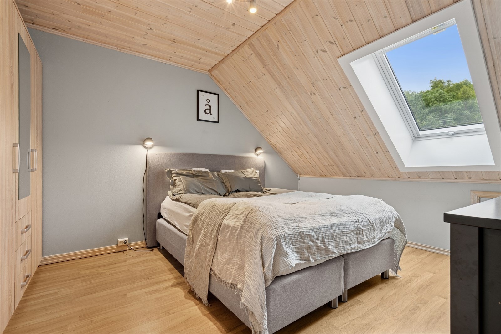 Boligen har 3 soverom i loftsetasjen. Galleribilde