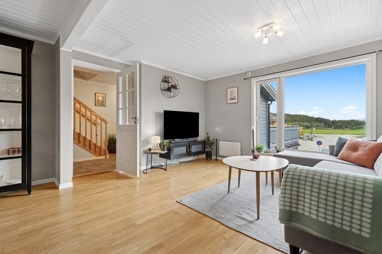 Parkettgulv og nøytrale overflater. Galleribilde