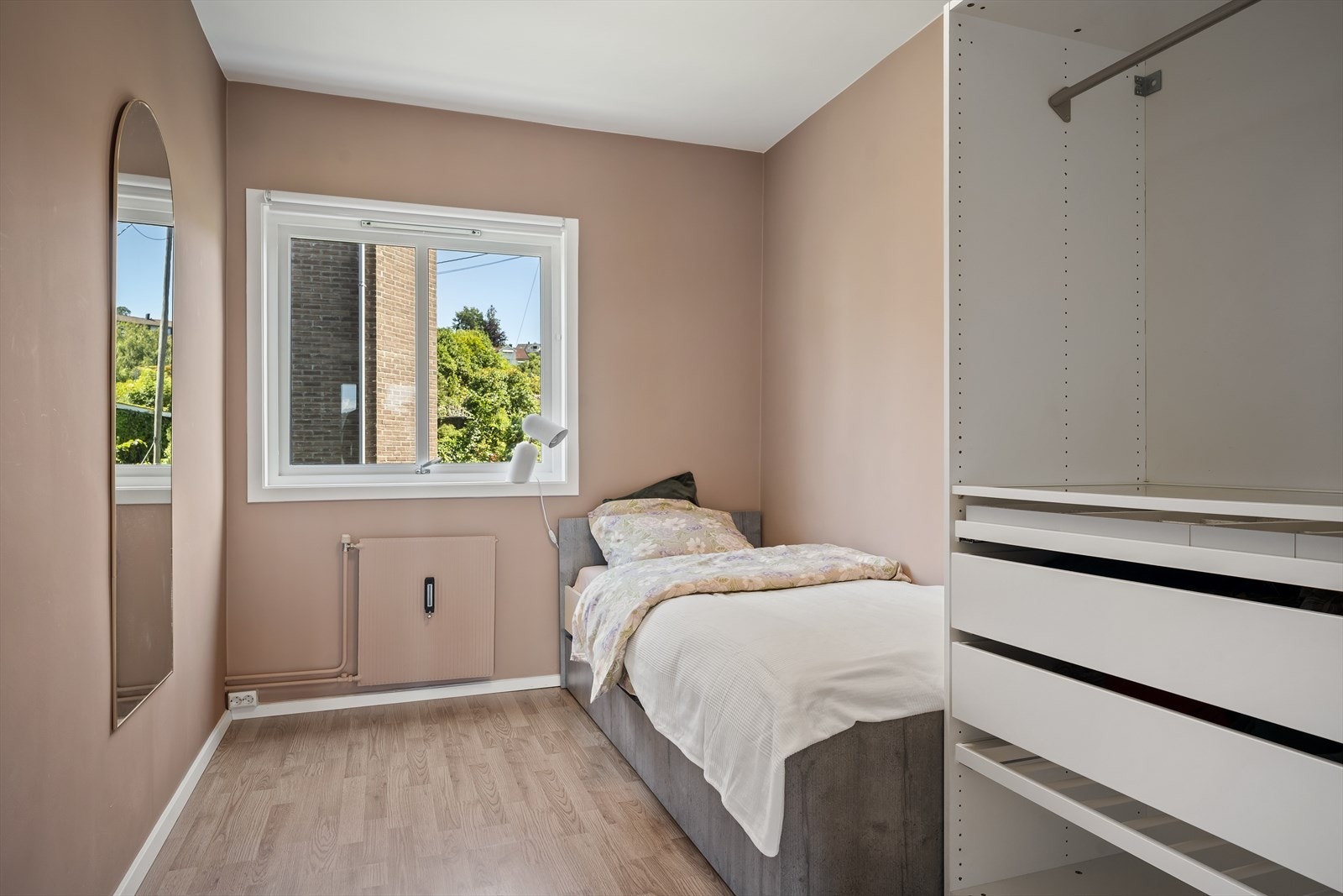 To gode soverom med plass til garerobeløsning. Galleribilde