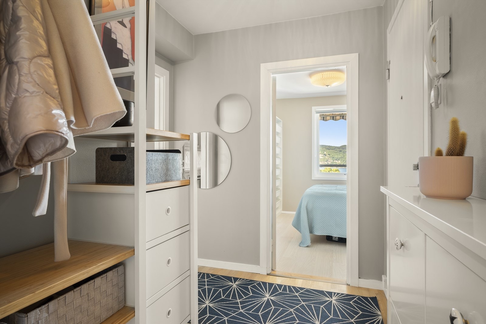 Entrè med plass til oppbevaring av yttertøy og sko. Galleribilde