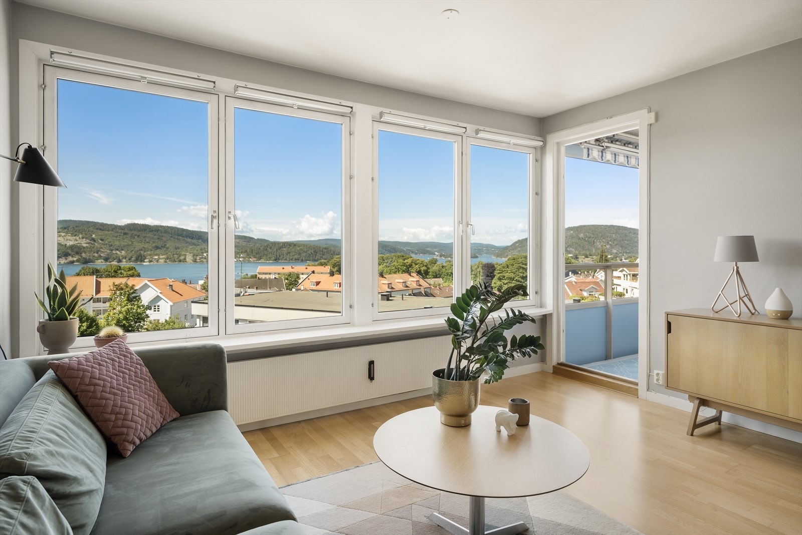 Utgang fra stuen til vestvendt balkong på 4 kvm med nydelig utsikt ti lOslofjorden og deler av Drøbak sentrum Galleribilde