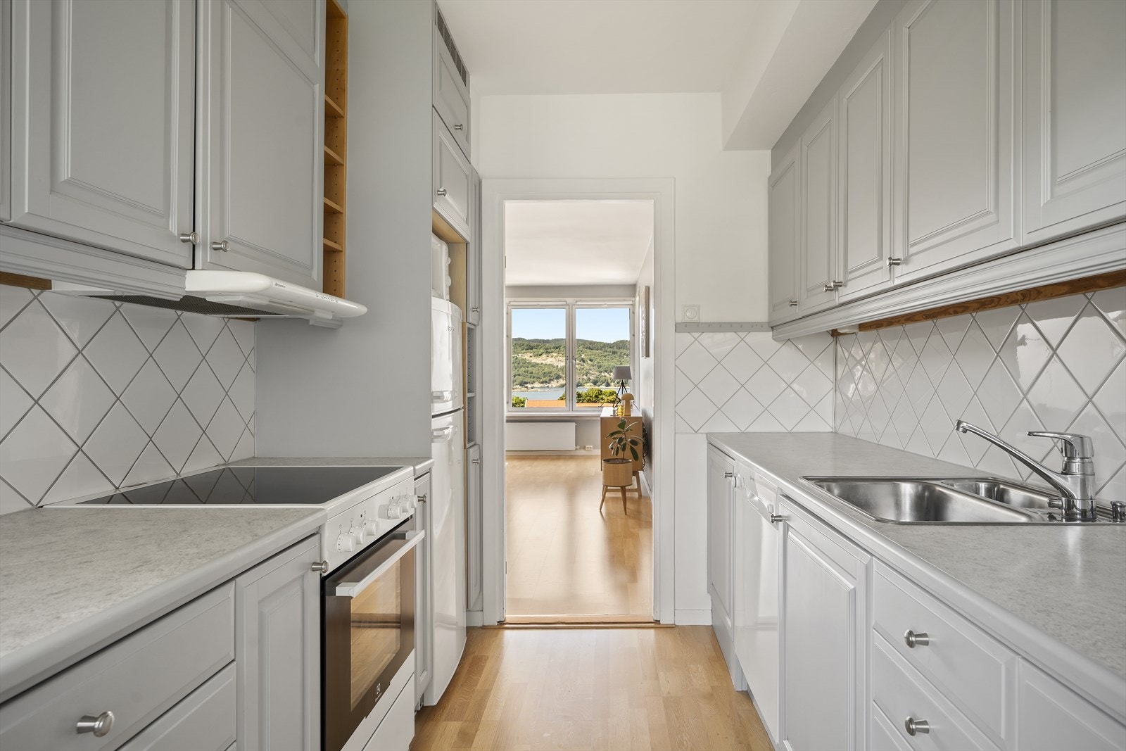 Fjordutsikt også fra kjøkkenet Galleribilde