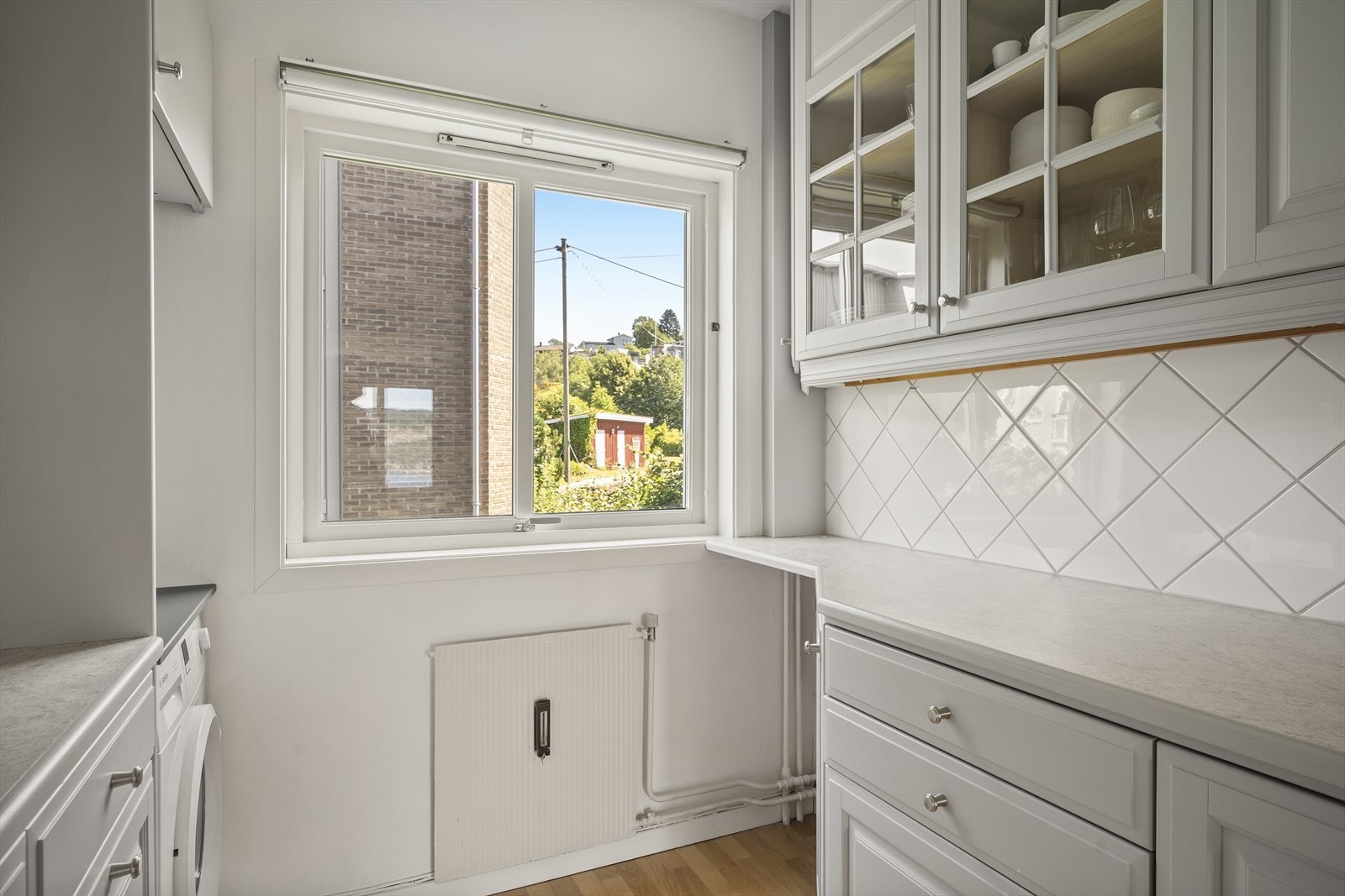 Funksjonelt kjøkken med god skapplass. Galleribilde