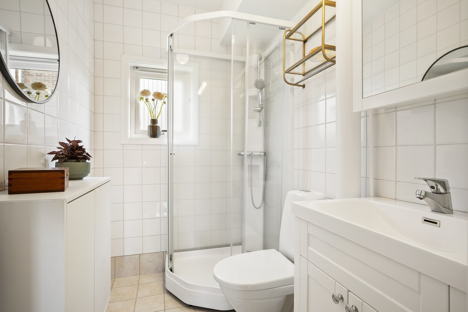 Pent flislagt bad med gulvvarme, dusjkabinett og frittstående toalett. Galleribilde