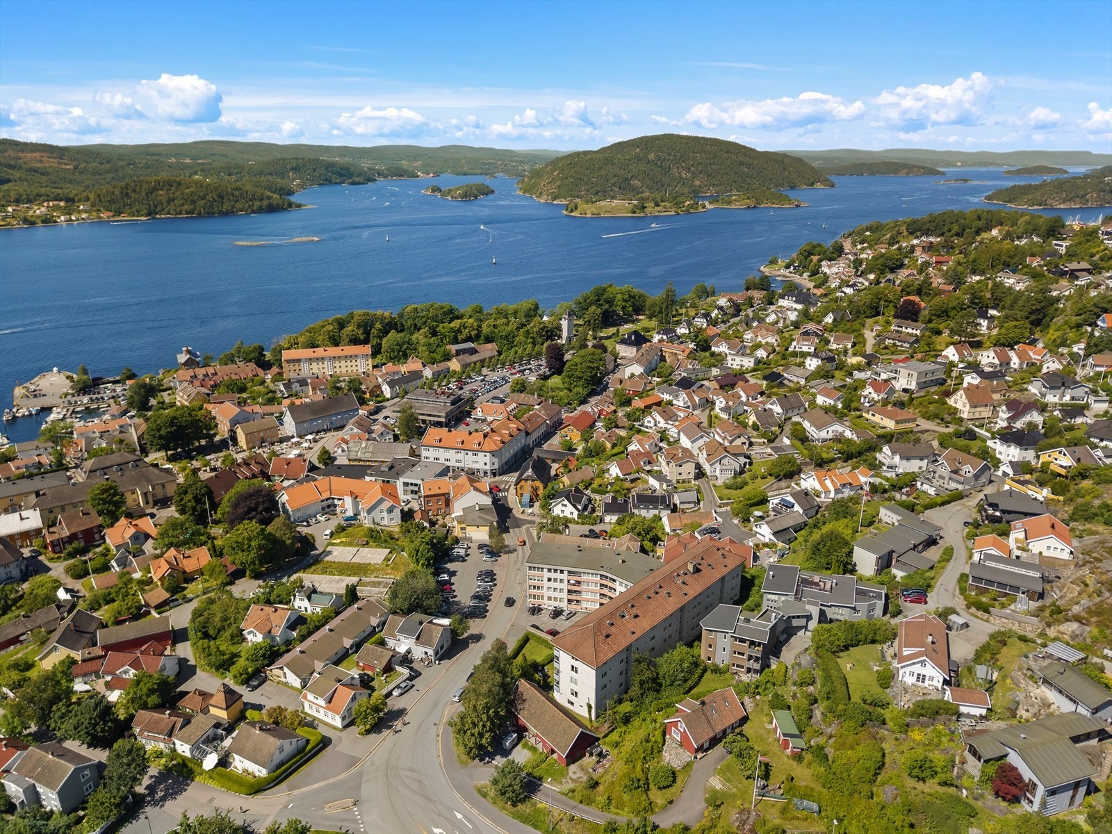 Det er kort vei til flere barnehager, Drøbak barneskole, Seiersten ungdomsskole og Montessori barnehage og skole. Videregående skole ligger på Måna. Galleribilde