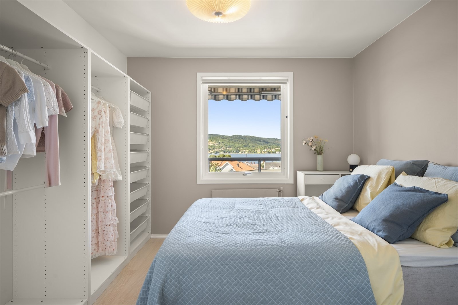 Hovedsoverom med rikelig garderobeplass og naturlig lys Galleribilde