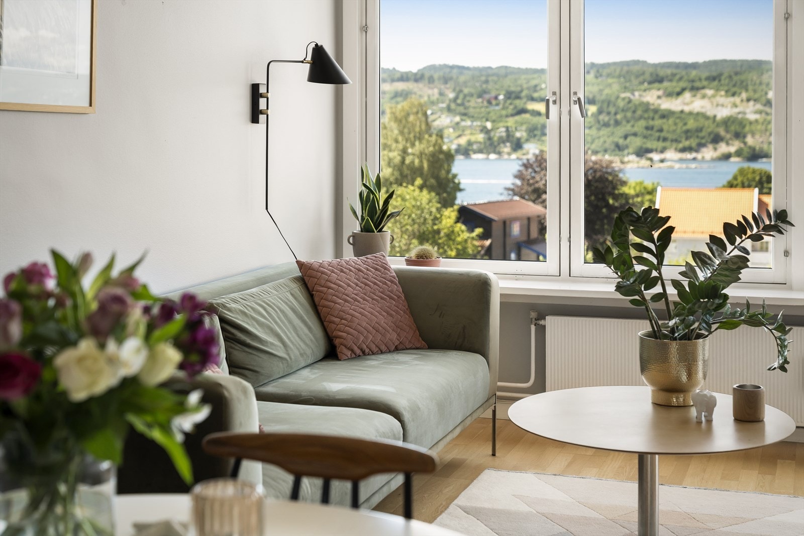 De store vindusflatene sørger for gode innvendige lysforhold og en hyggelig atmosfære. Galleribilde