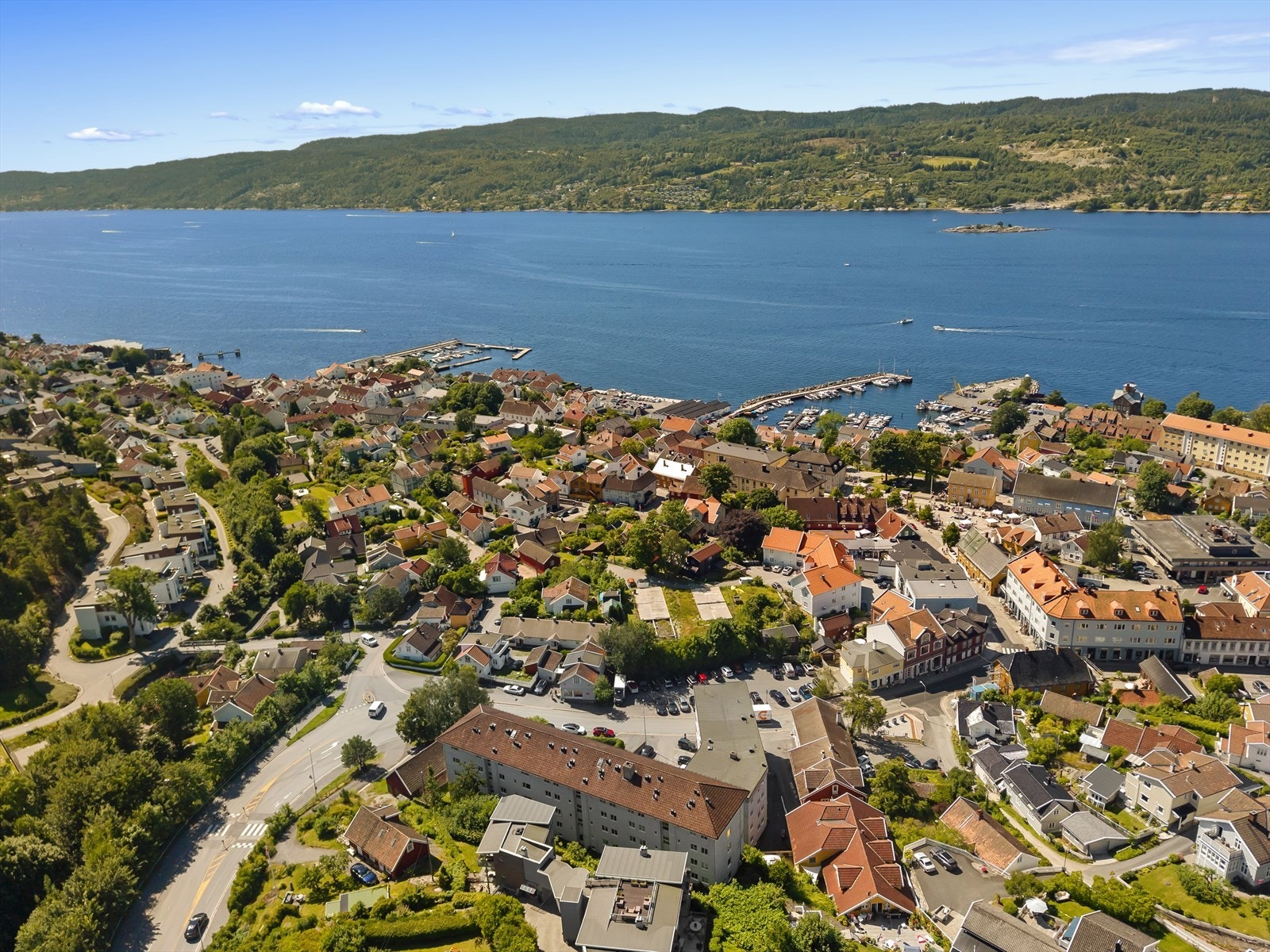 Drøbak er en idyllisk kystby med Oslofjorden som nærmeste nabo, kjent for sin sjarmerende trehusbebyggelse og historiske omgivelser. Galleribilde