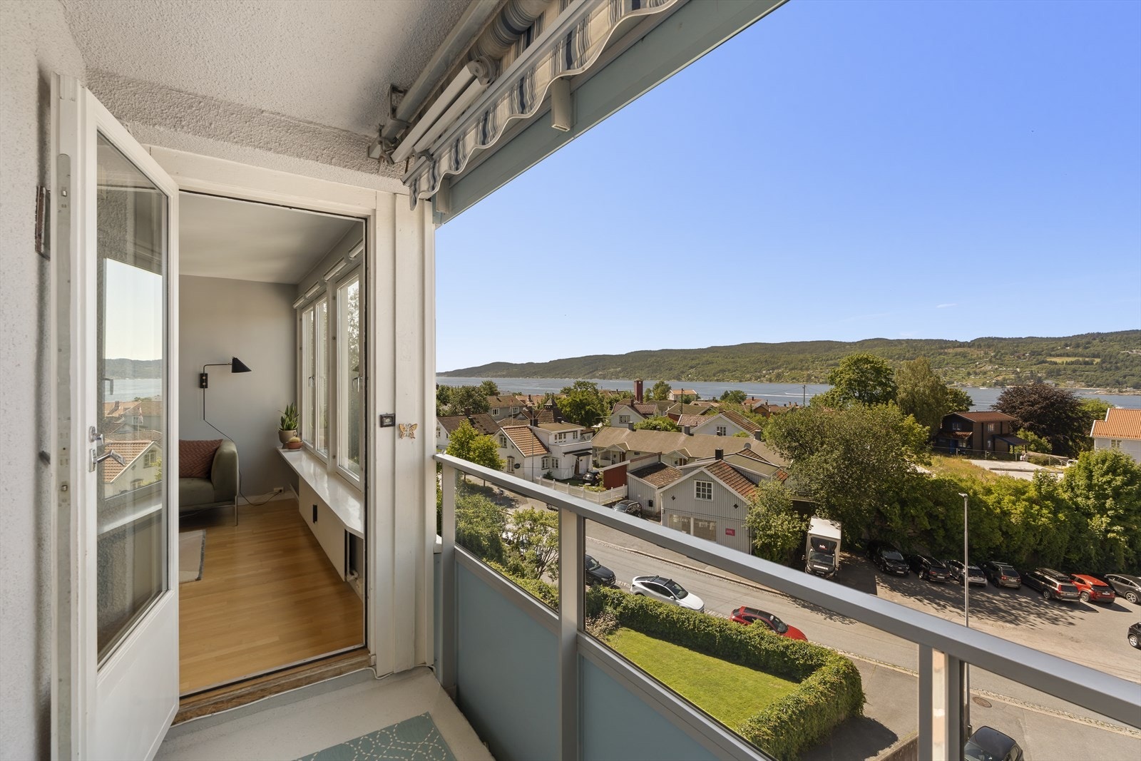 Leiligheten har vestvendt balkong i 3.etasje, med sol fra tidlig ettermiddag til ca kl 21-22 midtsommers. Galleribilde