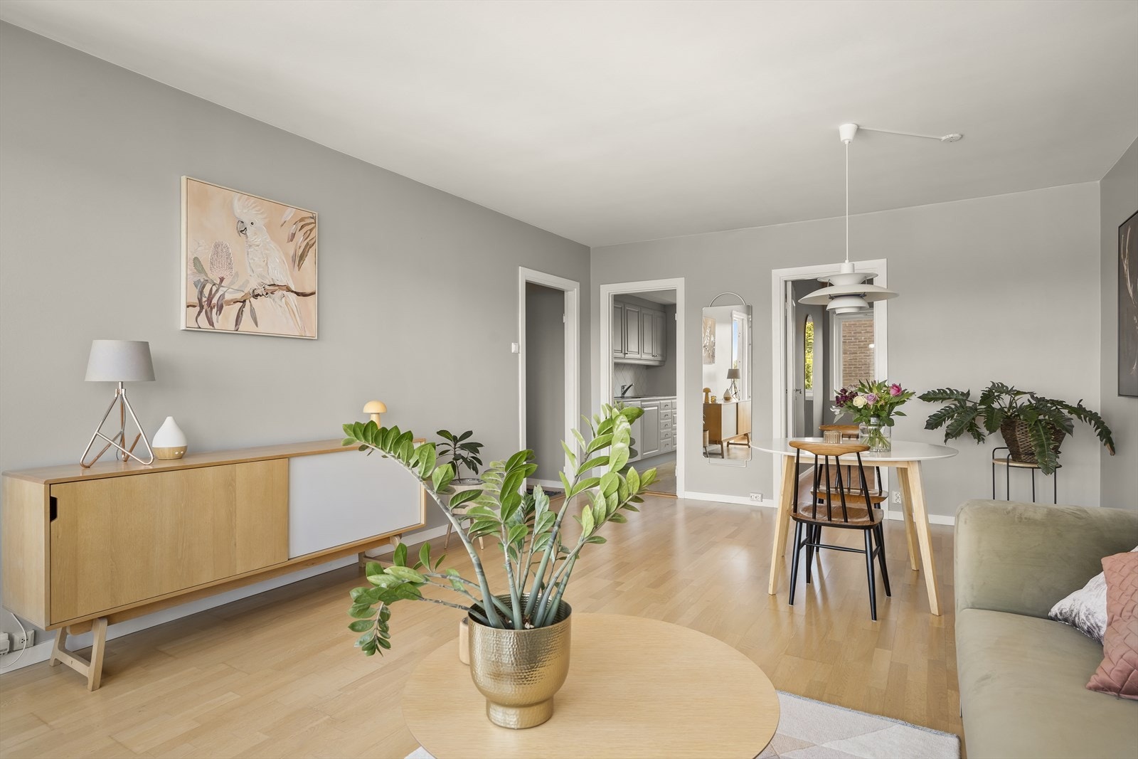 Stuen er vel gjennomført med lysmalte vegger og parkett som harmonerer godt i fargetoner. Galleribilde