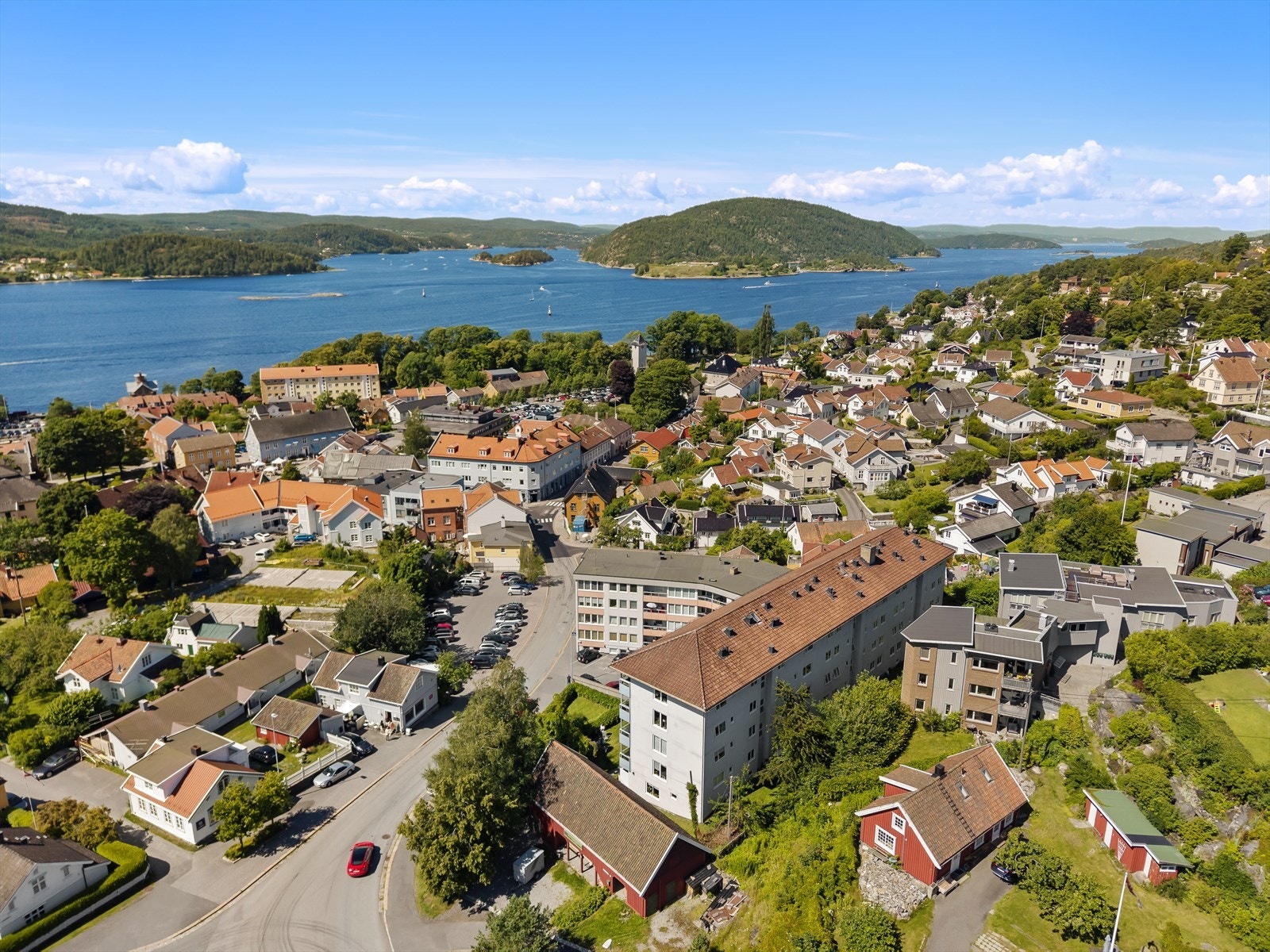 Umiddelbar tilgang til Drøbak sentrum med sine mange servicetilbud - båthavn, badesteder, små butikker, gallerier og hyggelige torg. Galleribilde
