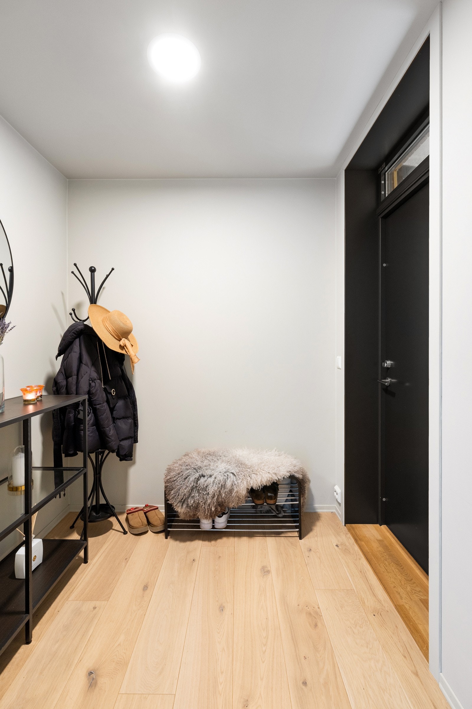 Koselig og innbydende gang med god plass til å sette fra deg sko og henge yttertøy. Galleribilde