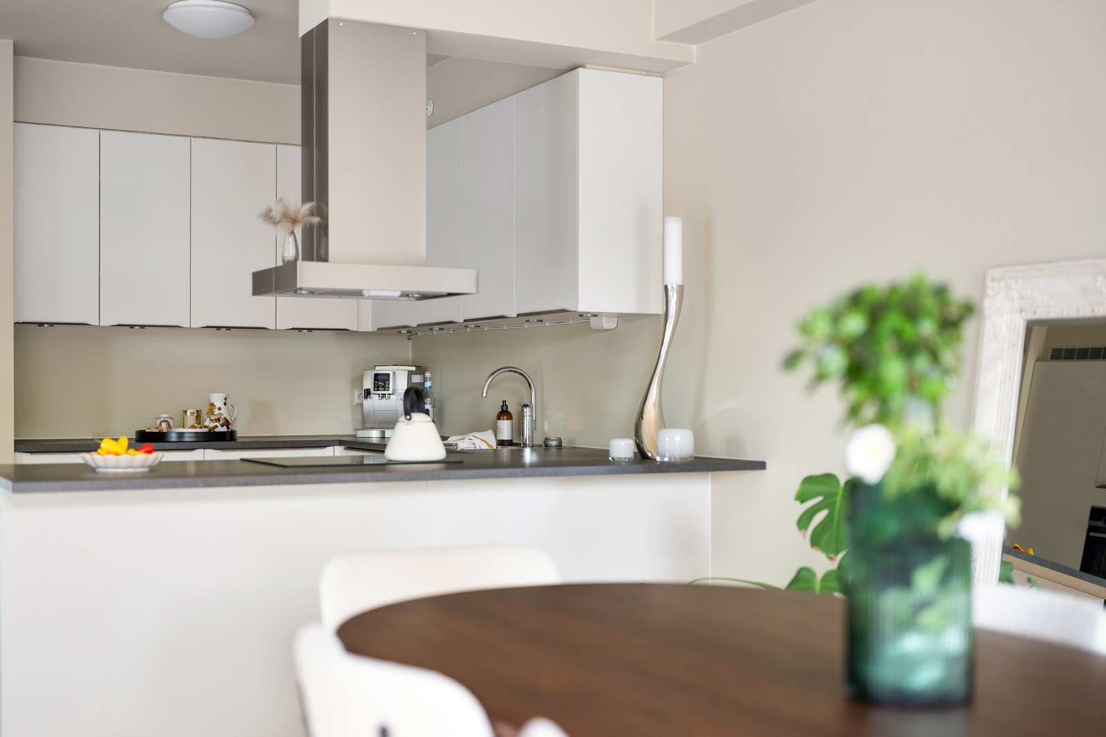 Kjøkkenet glir sømløst inn med stuen og skaper en koselig og sosial atmosfære. Galleribilde