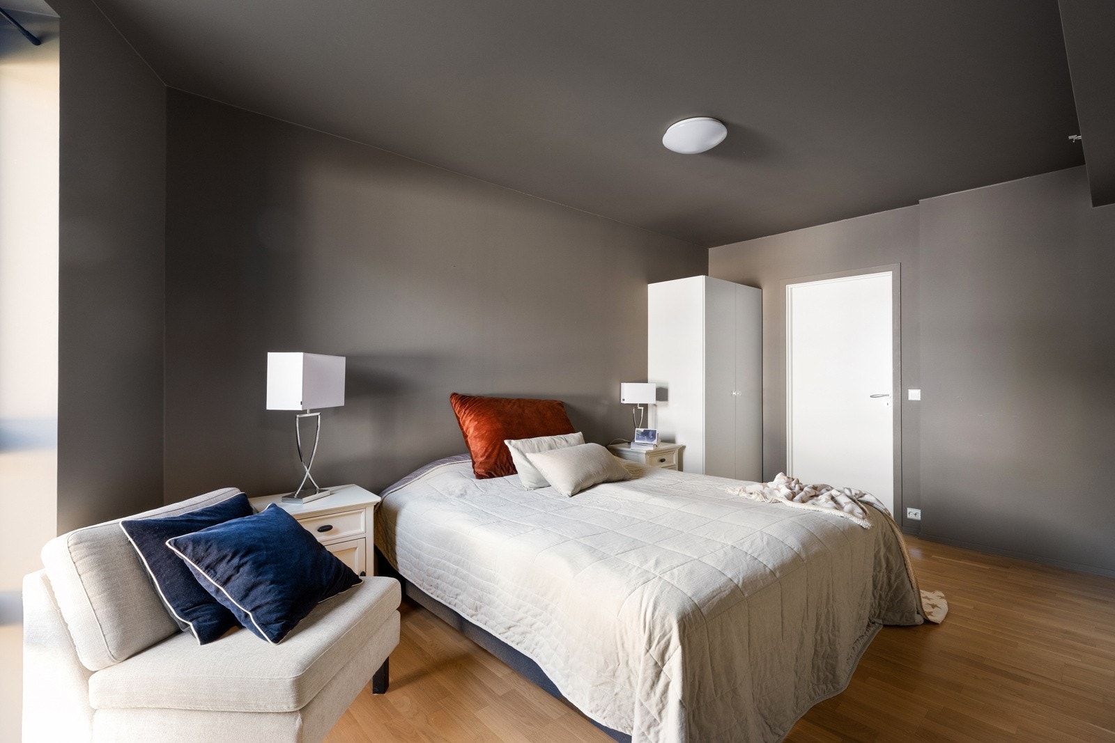 Soverommet er stort og har god plass til dobbeltseng og ønsket møblement. Galleribilde