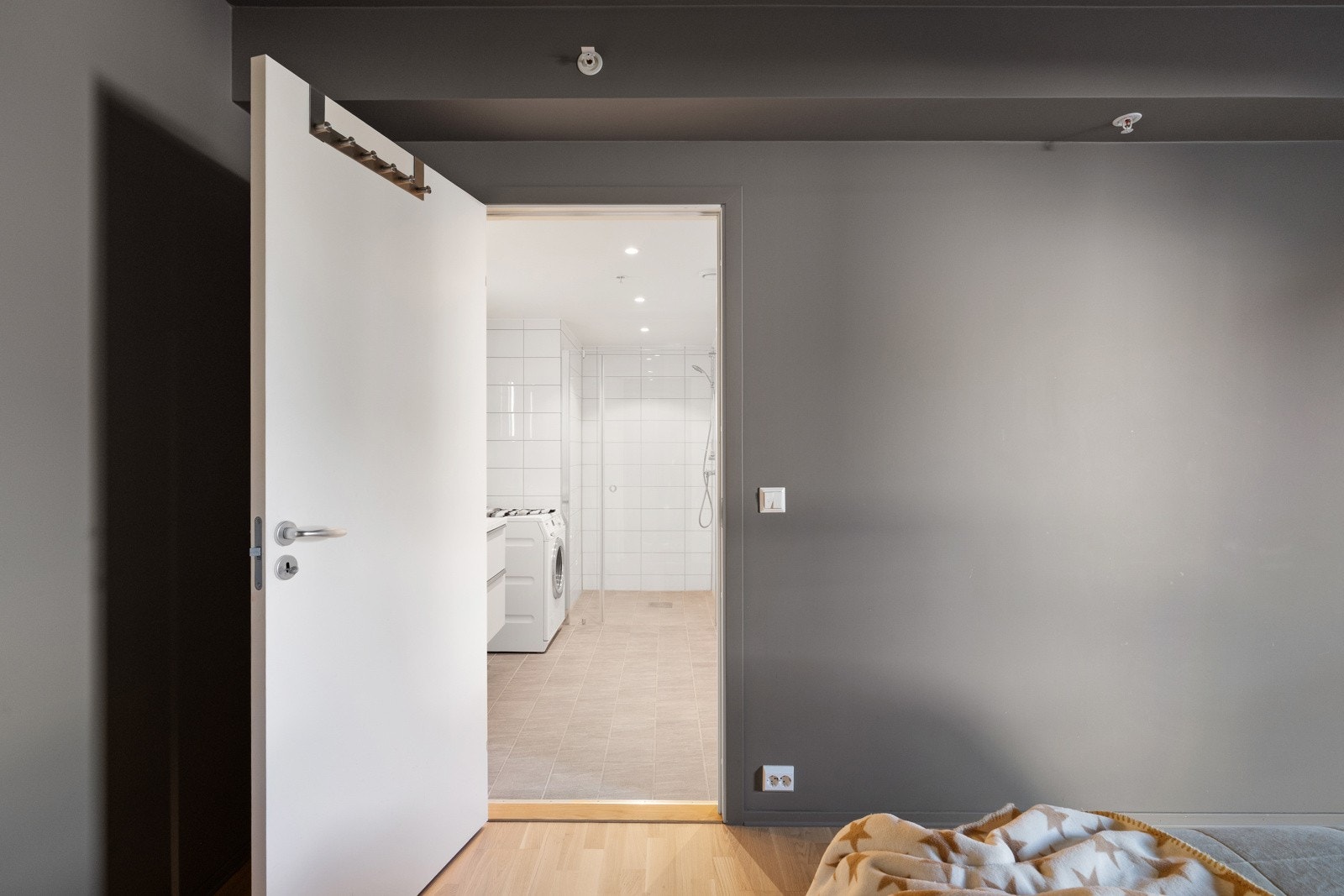 Fra soverommet er det dør til det største badet. Galleribilde