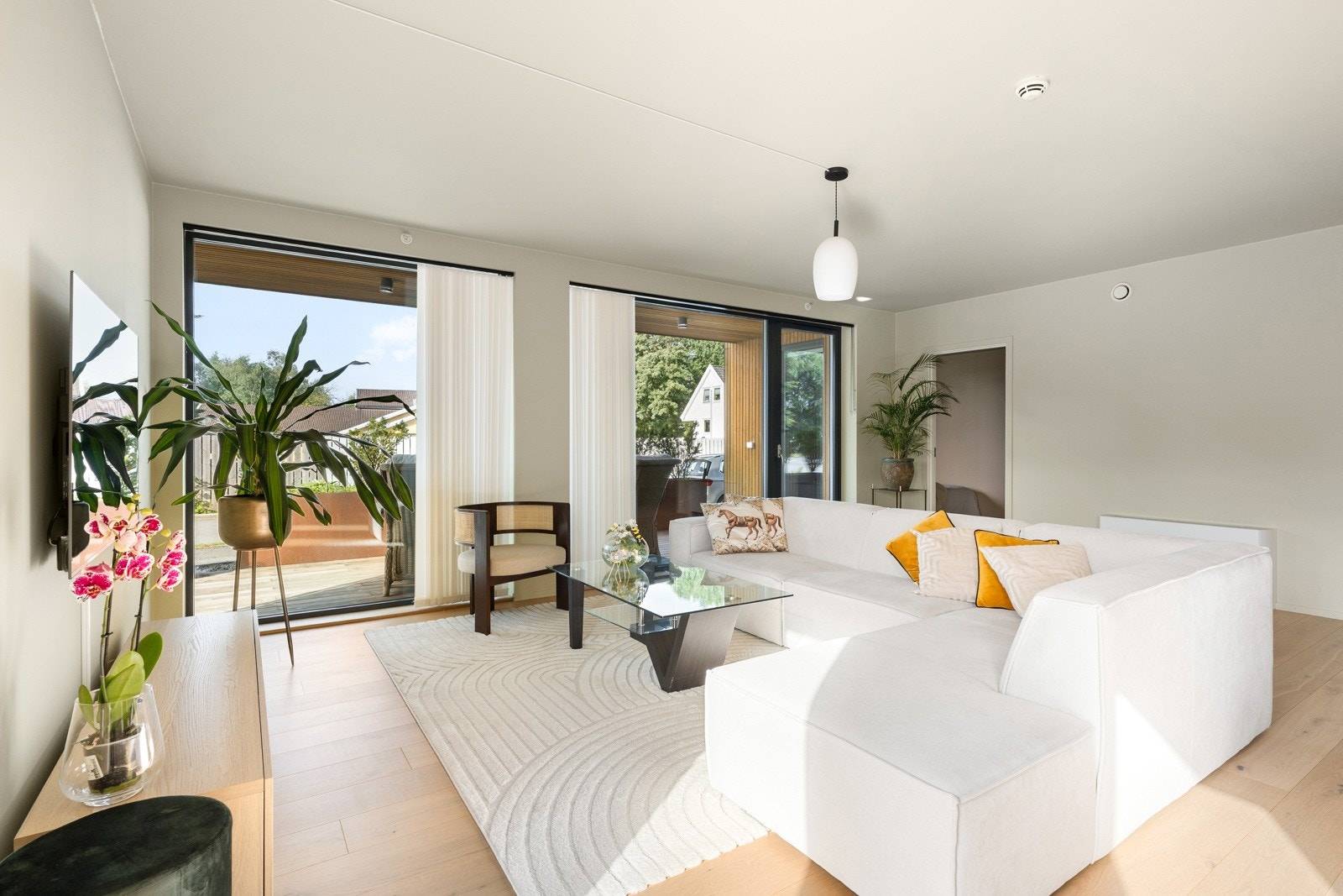 Fantastisk stue med vindusflater av formidabel størrelse. Galleribilde