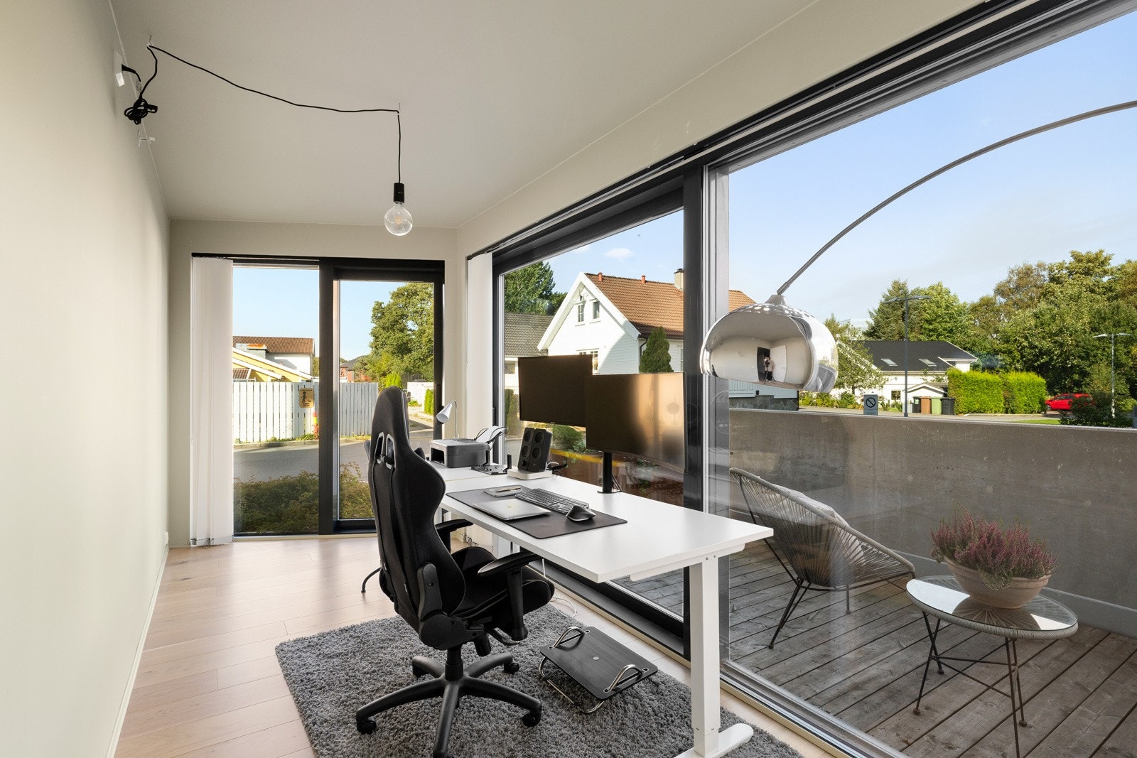 Det tredje soverommet ligger ytterst mot en hyggelig terrasse. Soverommet er perfekt som hjemmekontor. De store vindusflatene gir også muligheter til å bli brukt som en hagestue. Galleribilde