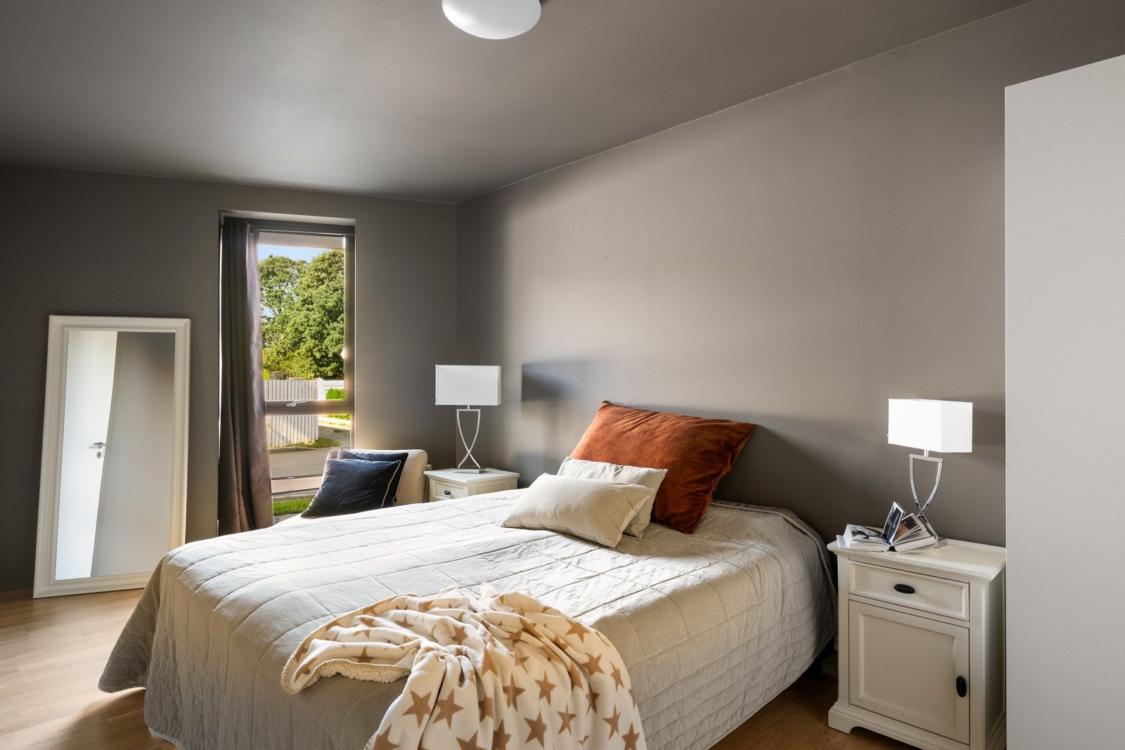 Hovedsoverommet har moderne farger på vegg og store vindusflater som gir rommet rikelig med lysinslipp. Galleribilde