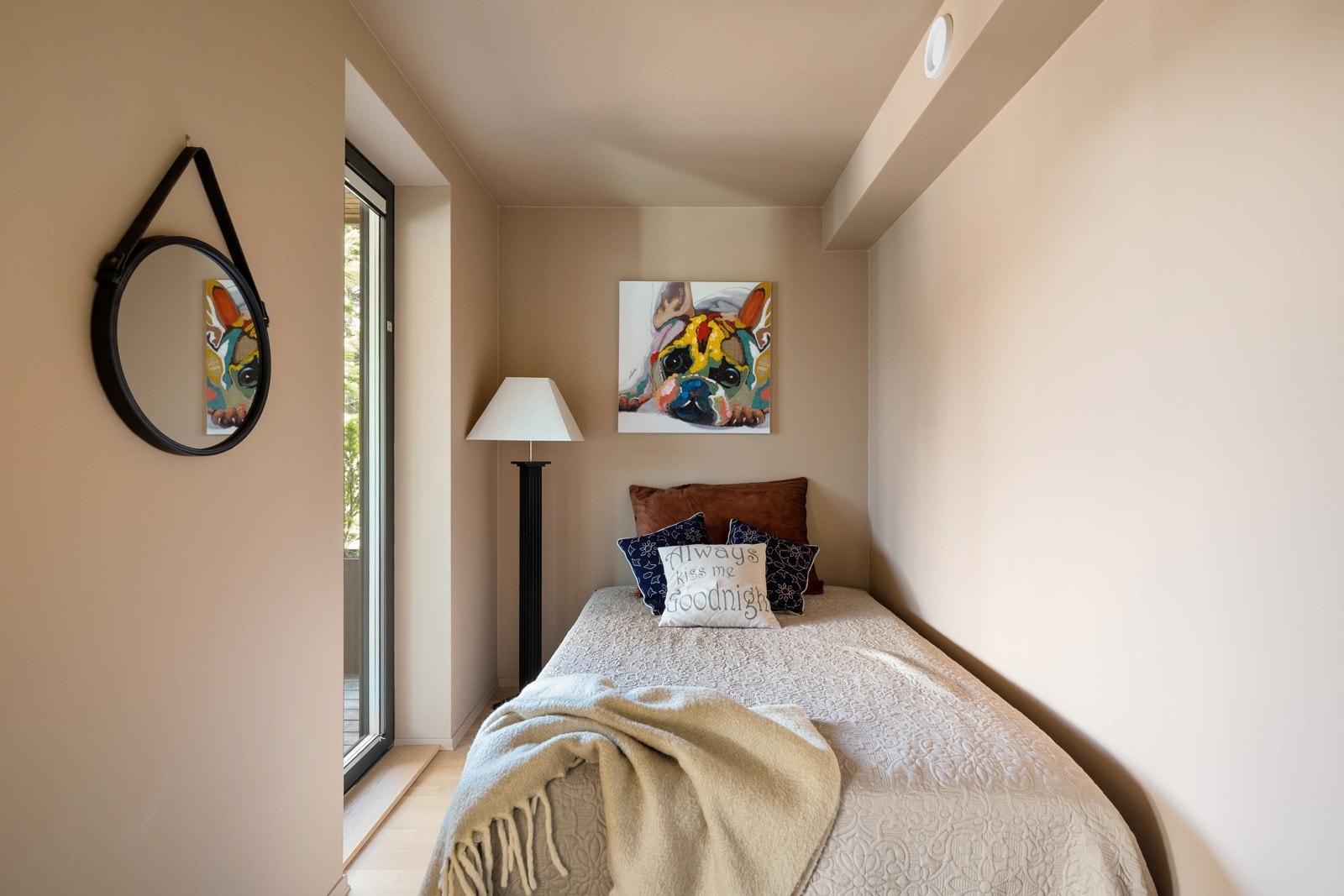 Det andre soverommet er av fin størrelse og passer perfekt som barnerom eller gjesterom. Soverommet har fine moderne farger på vegg og stort vindu. Galleribilde