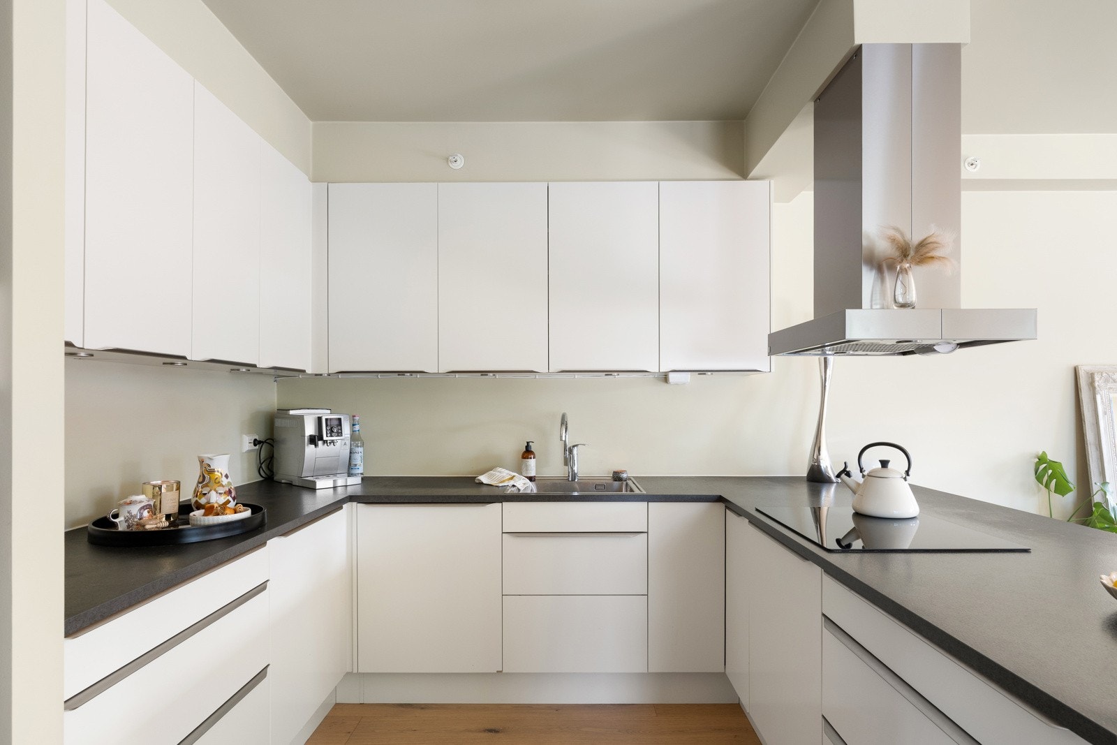 Kjøkkenet er stilrent med lyse og slette fronter. Galleribilde