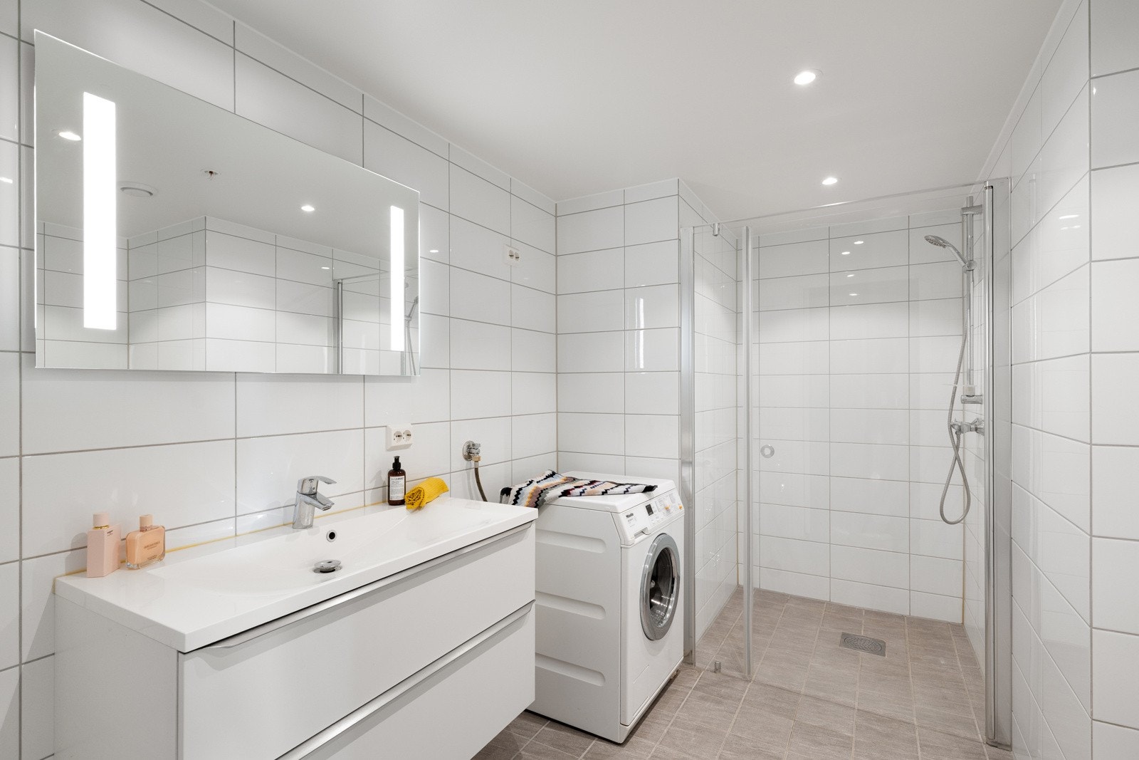 Badet er helfliset med vannbåren varme i gulv. Her er det også opplegg for vaskemaskin. Galleribilde