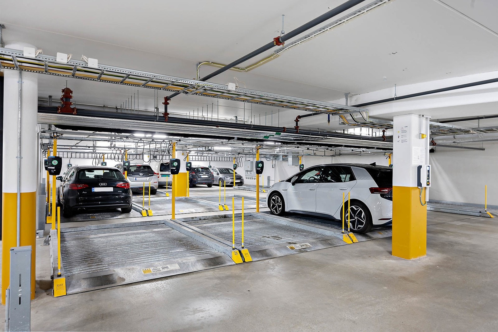 Garasjeplass med ladepunkt. Galleribilde