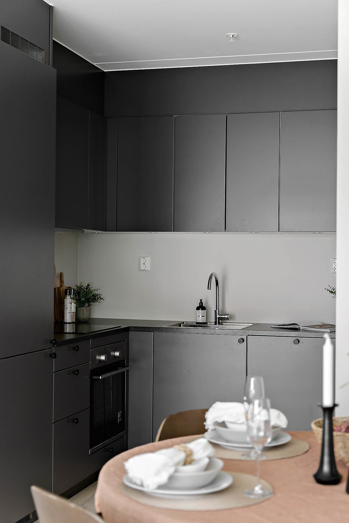 Kjøkken med integrert stekeovn, koketopp, oppvaskmaskin og kjøl-/fryseskap. Galleribilde