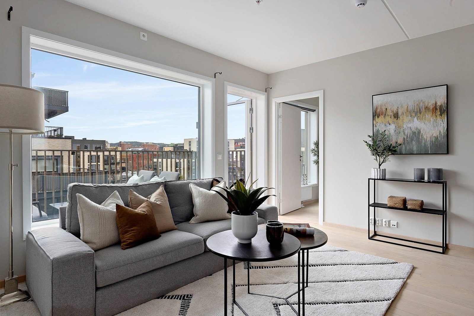 Stue består av 1-stavs eikeparkett og malte veggvoerflater. Galleribilde