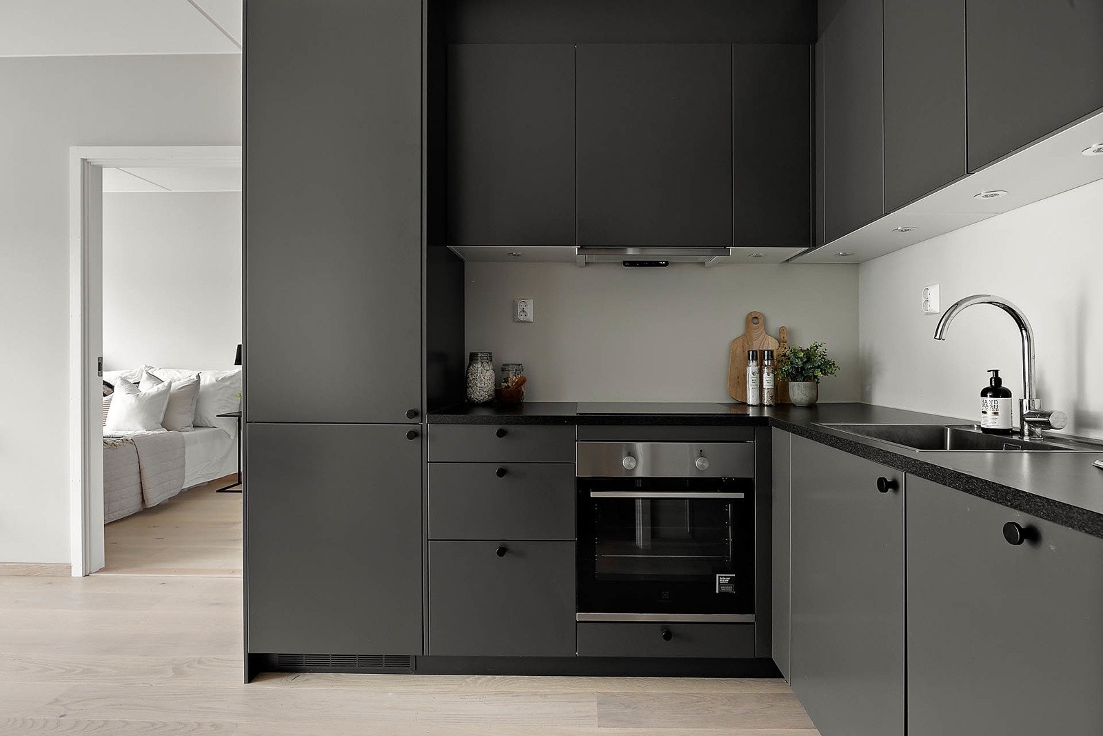 Kjøkkeninnredning med slette fabrikklakkerte fronter. Galleribilde