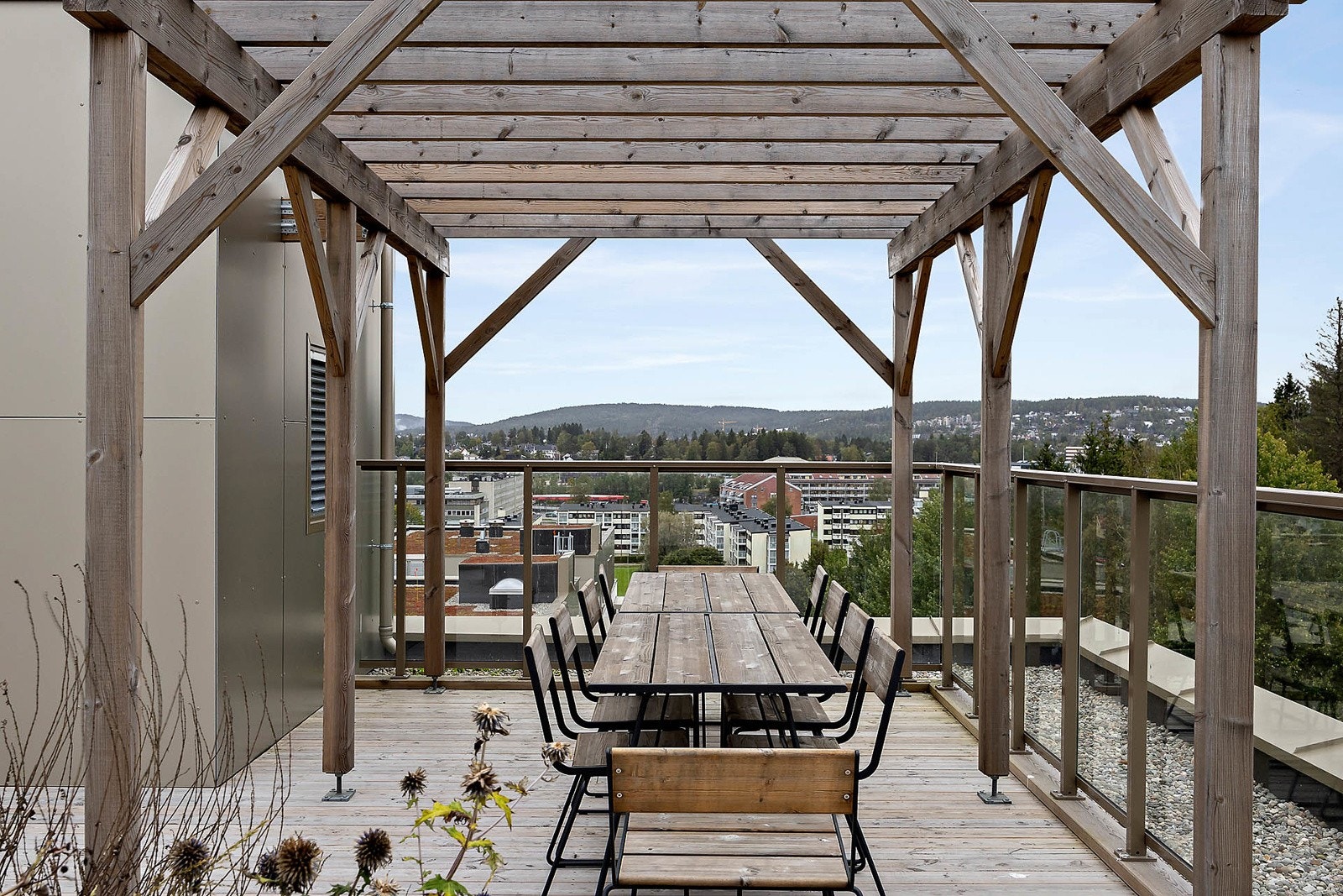 På taket av Hus E er det en solrik og hyggelig takterrasse med pergola og hyggelig beplantning til felles benyttelse for beboere i prosjektet MIDT. Galleribilde