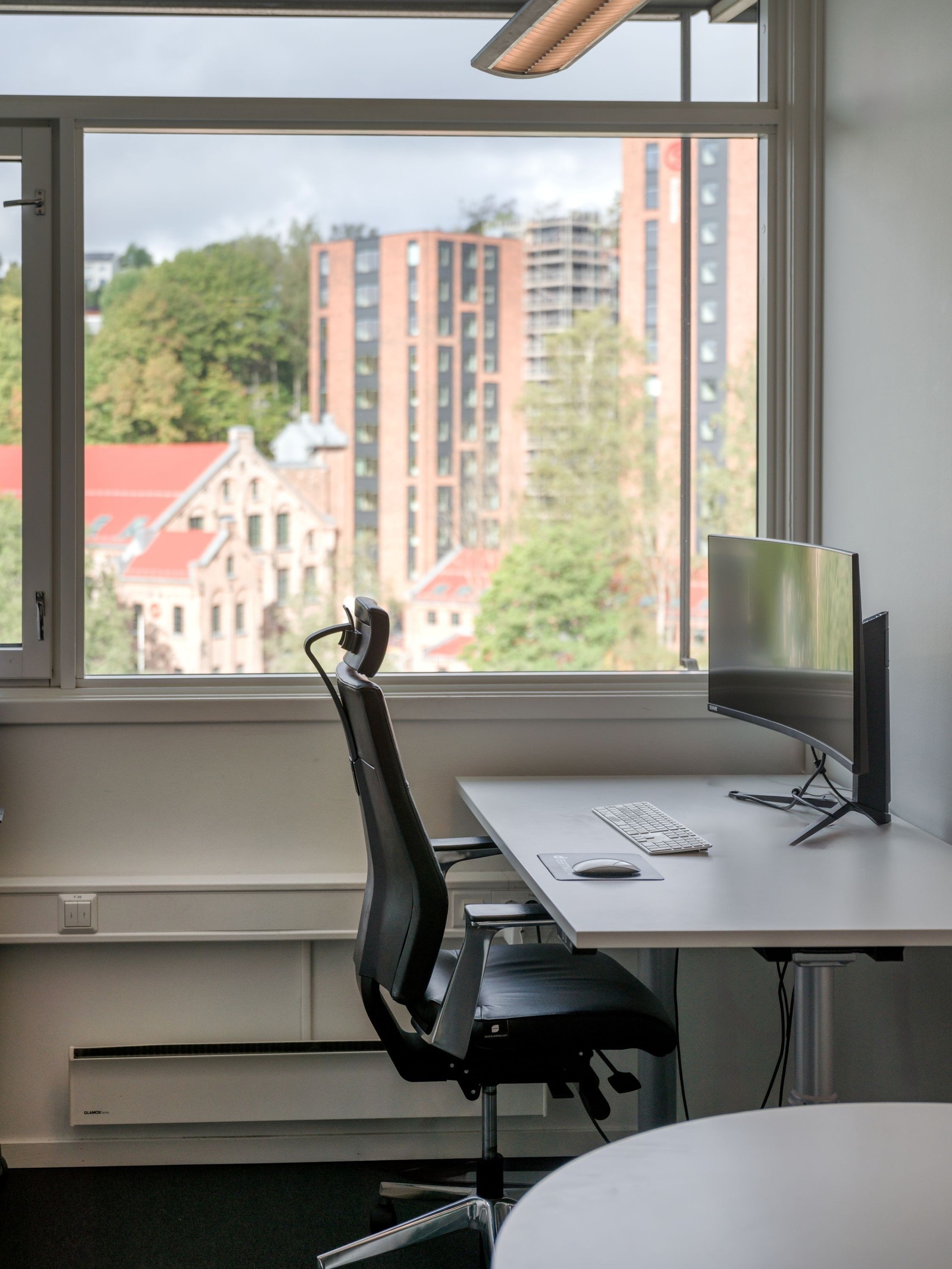 Kontorer med store vinduer og flott utsikt Galleribilde