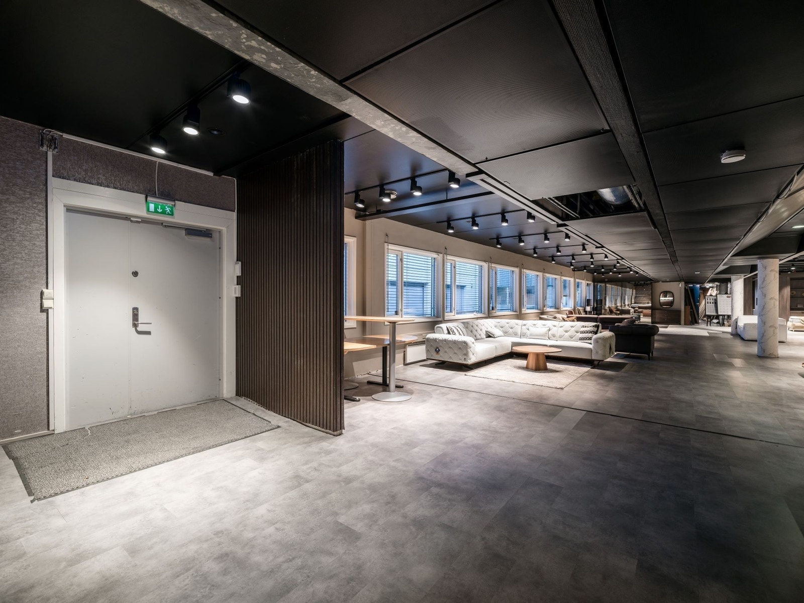 1.221 kvm BTA i 3. etg. Vareleveringen fra bakkeplan på baksiden av bygget Galleribilde