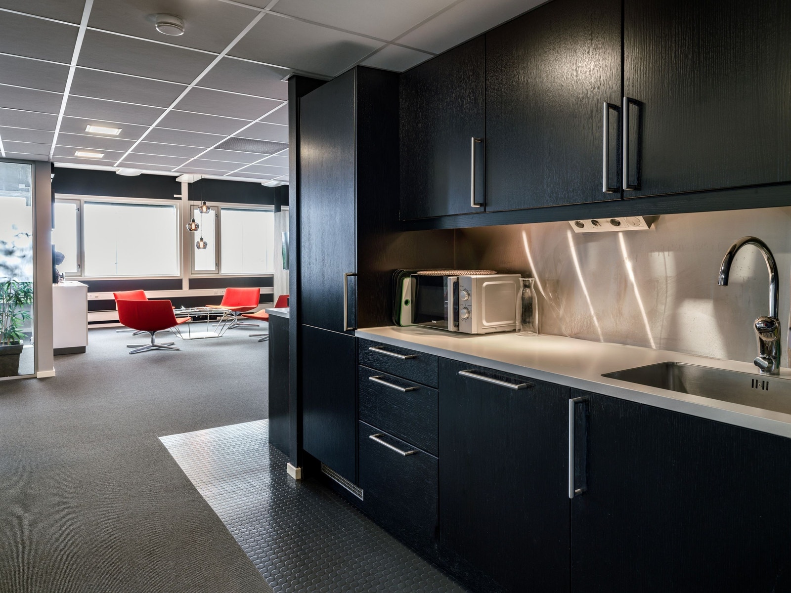 Kjøkken og kaffeservering ved inngangsparti Galleribilde