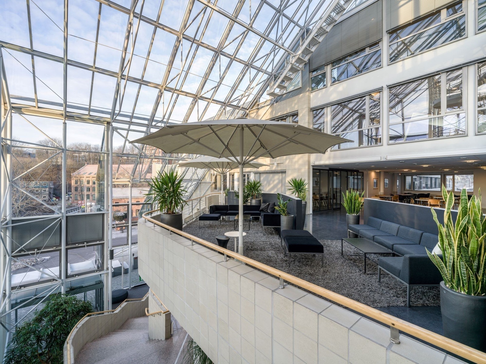 Sosial sone i fellesarealene, i bakkant er inngangspartiet til 3. etg. Galleribilde