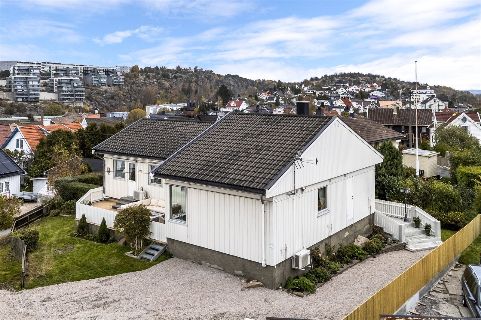 Tomten er tilnærmet flat / svakt skrånende, tilsådd med plen og beplantning. Galleribilde
