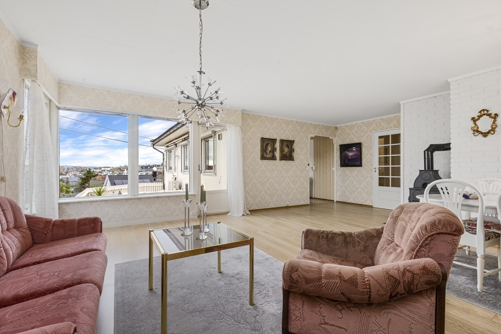 Stuen er stor og romslig med flere møbleringsmuligheter. Galleribilde